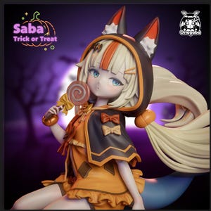 以下が含まれることがあります： ハロウィーンのコスチュームを着た、アニメスタイルの若いキャラクターの精巧なフィギュア。黒とオレンジのフード付きケープを着て、ロリポップを持っています。「Saba Trick or Treat」の文字が見えます。長い金髪と青い目をしたフィギュアです。