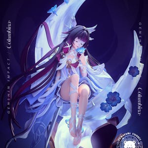 Könnte beinhalten: Detaillierte Figur von Columbina aus Genshin Impact, sitzend auf einem Halbmond. Die Figur trägt ein fließendes blau-weißes Kleid, mit langen dunklen Haaren und einer Blume. Der Mond ist mit blauen Blumen und Schmetterlingen verziert.