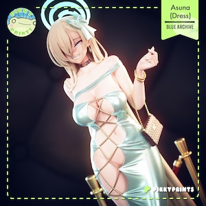 Könnte beinhalten: Figur einer Figur in einem hellblauen Kleid mit goldenen Akzenten. Das Kleid hat ein einzigartiges Cut-Out-Design. Die Figur hat lange blonde Haare und hält eine kleine Handtasche. Der Text auf dem Bild lautet "Asuna (Dress) BLUE ARCHIVE" und "PIKKYPRINTS".