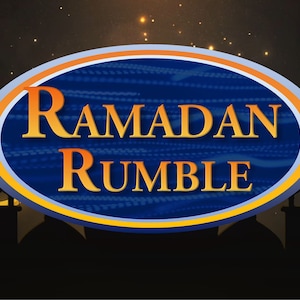 Puede incluir: Un logotipo ovalado azul y dorado con el texto "Ramadan Rumble" sobre un fondo oscuro con una luna creciente y siluetas de minaretes.