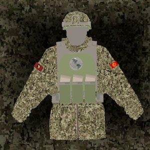 Könnte beinhalten: Eine Tarnuniform mit einer grünen Weste und einem Helm. Die Uniform hat einen roten Aufnäher mit einem Symbol auf dem linken Ärmel und einen roten Aufnäher mit einem Symbol auf dem rechten Ärmel.