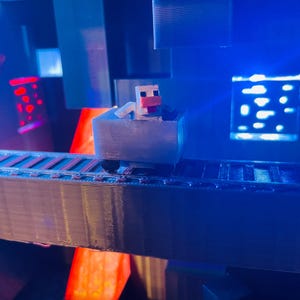 Puede incluir: Un personaje blanco de Minecraft montando un carro de mina azul en una v&iacute;a en una habitaci&oacute;n iluminada en azul y rojo. El personaje tiene la nariz rosa y lleva una camisa blanca.
