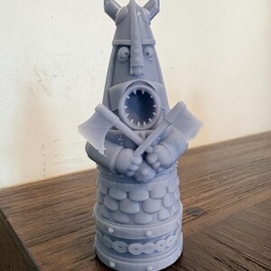 Op de afbeelding: Een lichtpaars 3D-geprint beeldje van een Vikingkrijger met een gehoornde helm. Het personage heeft een wijd open mond met zichtbare tanden en houdt twee gekruiste bijlen voor de borst. De basis is voorzien van een schubbenpatroon.