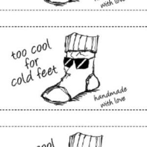 Könnte beinhalten: Eine schwarz-weiße Strichzeichnung einer Socke mit Sonnenbrille. Links von der Socke steht der Text "too cool for cold feet" und rechts der Text "handmade with love". Das Motiv ist auf einem weißen Hintergrund mehrfach abgebildet.