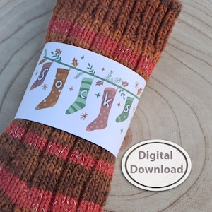Può includere: Un paio di calzini lavorati a mano, marroni e arancioni, avvolti con una fascia bianca con la scritta "SOCKS" in illustrazioni di calzini colorati. I calzini hanno un motivo a maglia strutturato. È visibile anche un adesivo "Digital Download".
