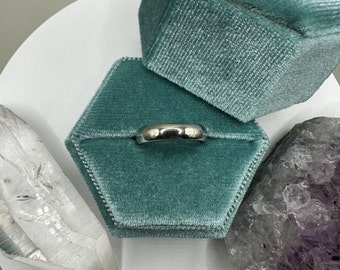14k White Gold Band