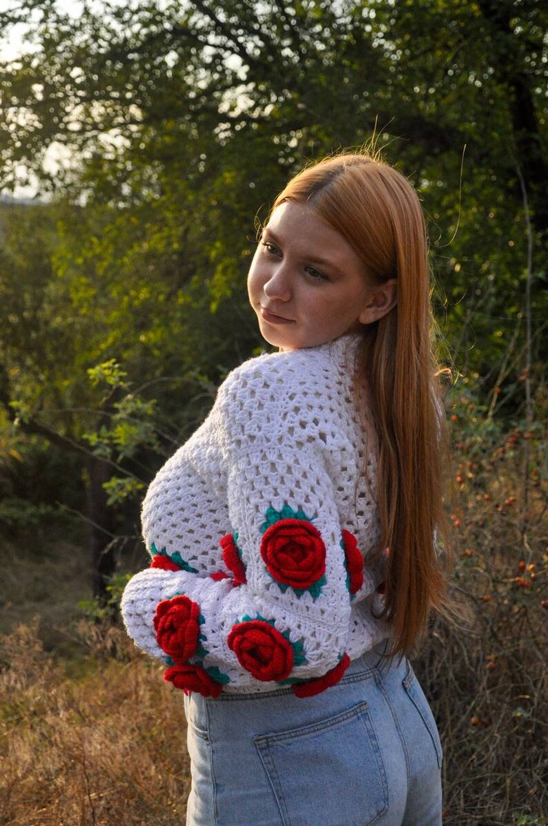 Cardigan delicate decorated with roses image 2