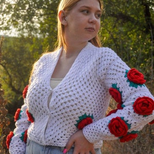 Cardigan delicate decorated with roses image 4