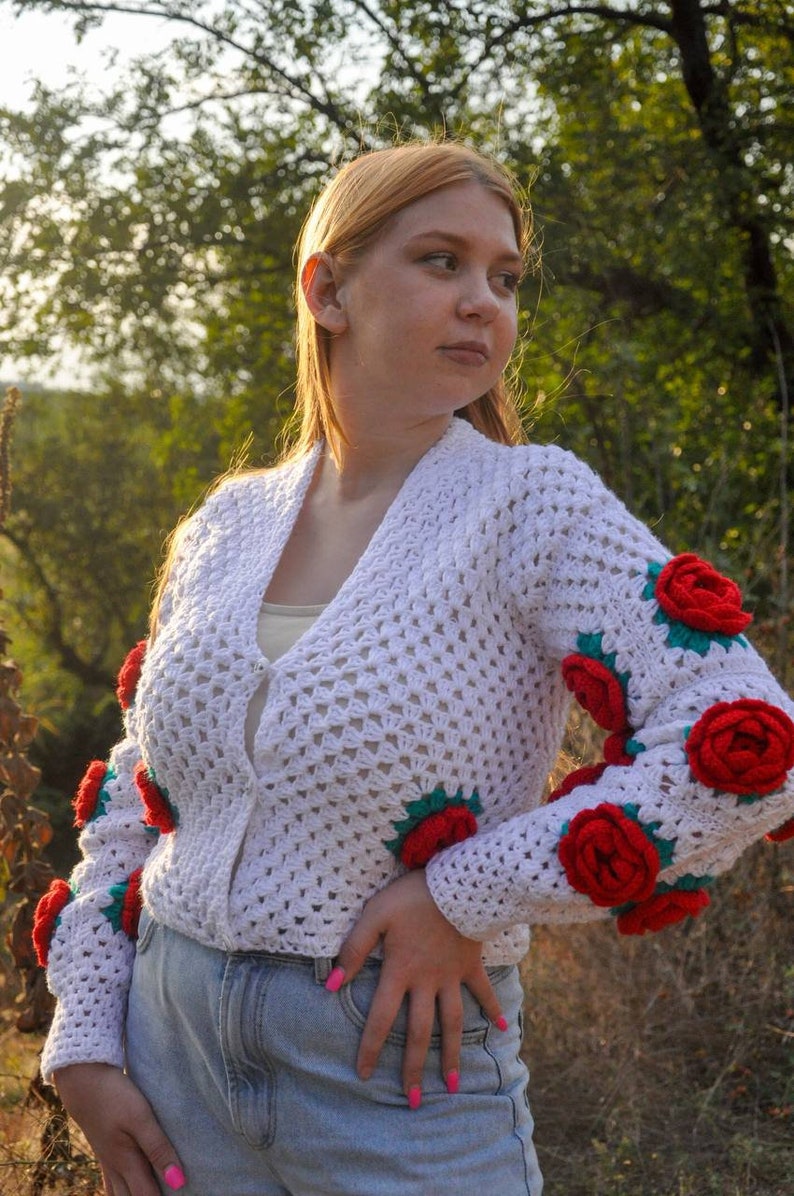 Cardigan delicate decorated with roses image 4