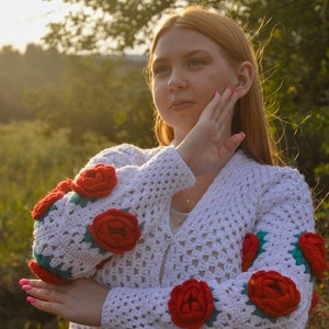 Cardigan delicate decorated with roses image 3