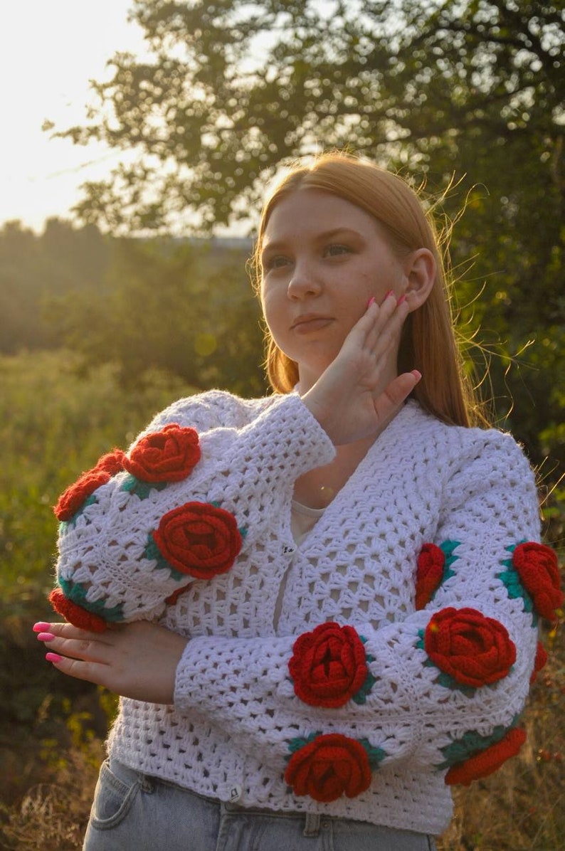 Cardigan delicate decorated with roses image 3