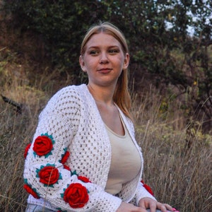 Cardigan delicate decorated with roses image 5