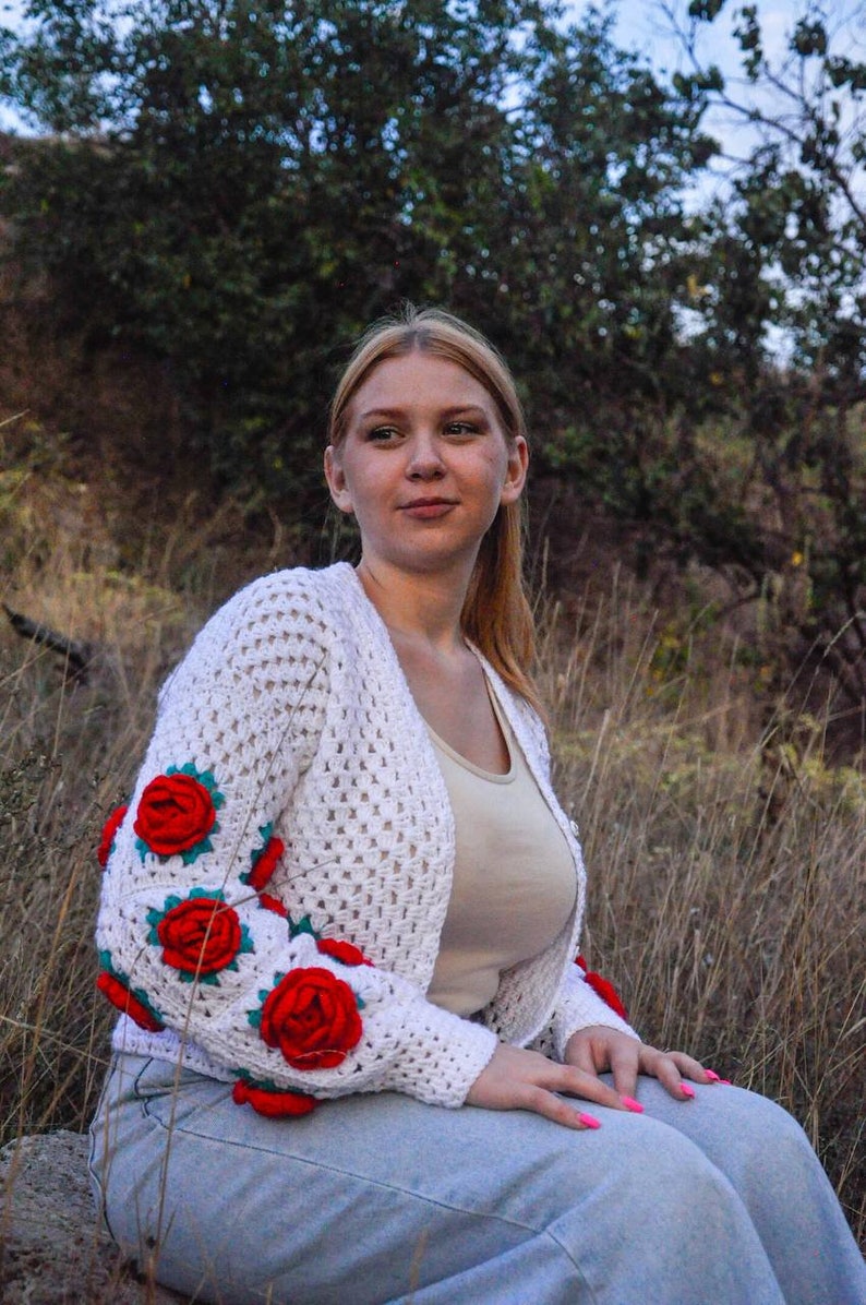 Cardigan delicate decorated with roses image 5