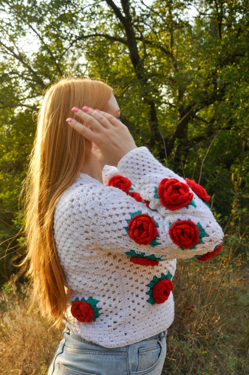 Cardigan delicate decorated with roses image 6