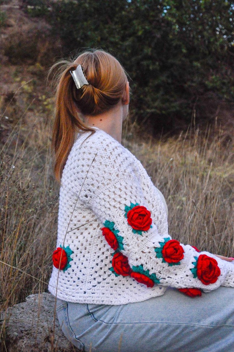 Cardigan delicate decorated with roses image 7