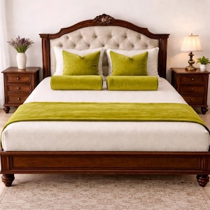 Könnte beinhalten: Ein luxuriöses Bett mit einem dunklen Holzrahmen und einem getufteten Kopfteil. Das Bett ist mit limettengrünen Kissen, Polstern und einem Bettläufer geschmückt. Zwei Nachttische aus Holz flankieren das Bett, jeweils mit einer Lampe und dekorativen Gegenständen.