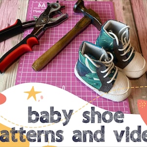 Puede incluir: Un par de zapatos de bebé con estampado tropical verde y blanco, un martillo, un punzón y una estera de corte rosa. El texto "baby shoe patterns and video" está en la parte inferior de la imagen.