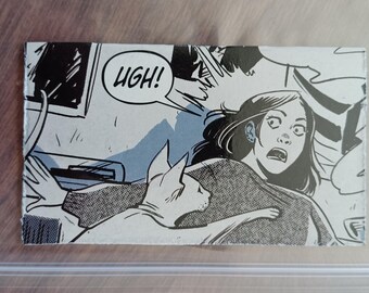 Kot atakujący nastolatkę w łóżku - komiksowy magnes