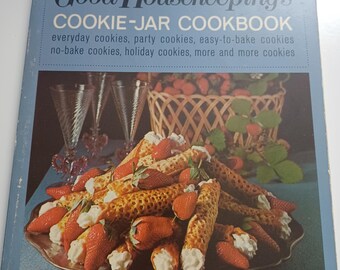 Książka kucharska Good Housekeeping w słoiku z ciasteczkami