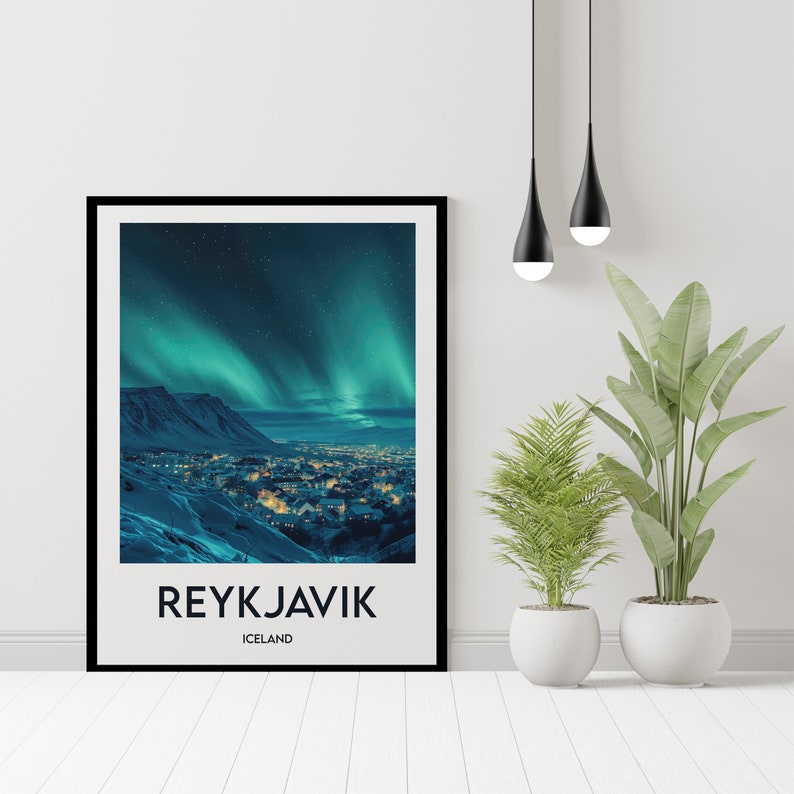 Pu&ograve; includere: Un poster con una fotografia della citt&agrave; di Reykjavik, in Islanda, di notte, con le aurore boreali nel cielo. Il poster ha il testo "REYKJAVIK" e "ICELAND" stampato su di esso.
