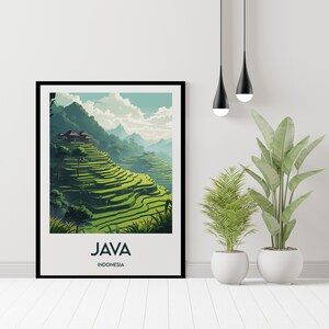Puede incluir: Un p&oacute;ster enmarcado en negro con una ilustraci&oacute;n colorida de arrozales en un paisaje monta&ntilde;oso. El texto "JAVA INDONESIA" est&aacute; impreso en la parte inferior del p&oacute;ster.