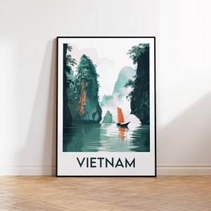 Peut inclure: Une affiche avec une image panoramique d'un bateau naviguant dans un chenal étroit entre deux falaises vertes. L'eau est calme et réfléchissante. Le texte "VIETNAM" est imprimé en bas de l'affiche.
