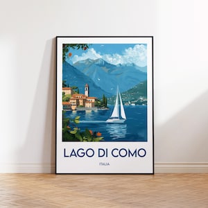 Peut inclure: Une affiche de voyage vintage représentant une vue panoramique du lac de Côme en Italie. L'affiche représente un voilier sur l'eau avec un village et des montagnes en arrière-plan. Le texte "LAGO DI COMO" et "ITALIA" est imprimé en bleu en bas de l'affiche.