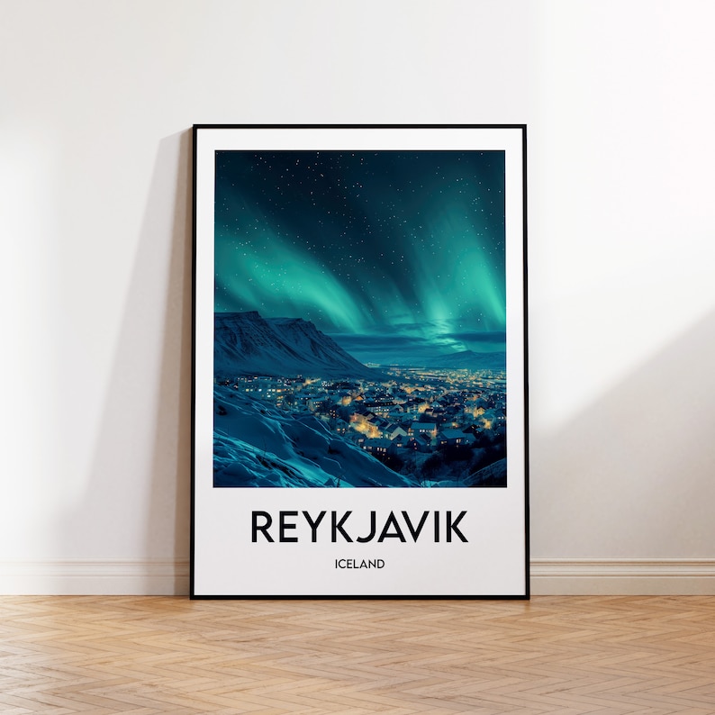 Pu&ograve; includere: Un poster con una fotografia della citt&agrave; di Reykjavik, in Islanda, di notte, con l'aurora boreale nel cielo. Il poster ha il testo "REYKJAVIK" e "ICELAND" stampato su di esso.