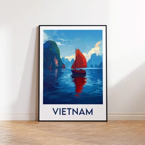 Peut inclure: Une affiche de voyage vintage représentant un voilier rouge avec une voile rouge sur une étendue d'eau bleue. Le voilier est devant une île verte avec des montagnes en arrière-plan. Le texte "VIETNAM" est en bas de l'affiche.