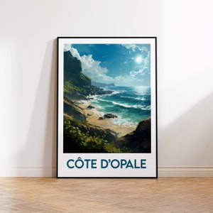 Op de afbeelding: Een vintage reisposter met een schilderachtig uitzicht op een rotsachtige kustlijn met turquoise water en witte golven die op de kust breken. De lucht is blauw met witte wolken en de zon schijnt. De tekst "CÔTE D'OPALE" is in wit gedrukt aan de onderkant van de poster.