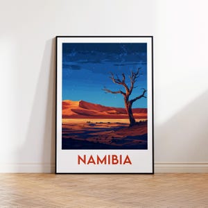 Könnte beinhalten: Ein Vintage-Reiseposter mit einer Wüstenlandschaft und einem einsamen Baum im Vordergrund. Der Himmel ist tiefblau mit Sternen und die Sanddünen sind warm orange. Der Text "NAMIBIA" ist in Rot am unteren Rand des Posters gedruckt.