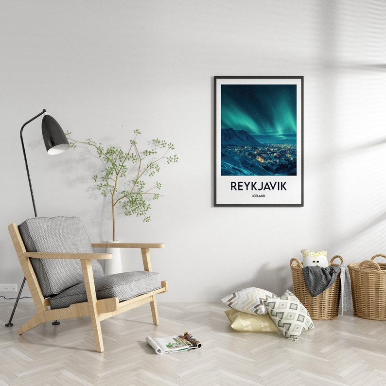 Pu&ograve; includere: Un poster incorniciato con una fotografia dell'aurora boreale sopra una citt&agrave;. Il poster &egrave; nero con testo bianco che dice "REYKJAVIK, ISLANDA".