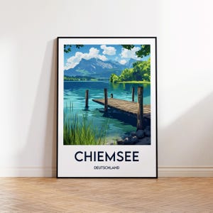 Pode incluir: Uma ilustração colorida de um lago com um cais de madeira que se estende para a água. O lago é cercado por árvores verdes e montanhas no fundo. O texto "Chiemsee" e "Deutschland" está impresso abaixo da imagem.