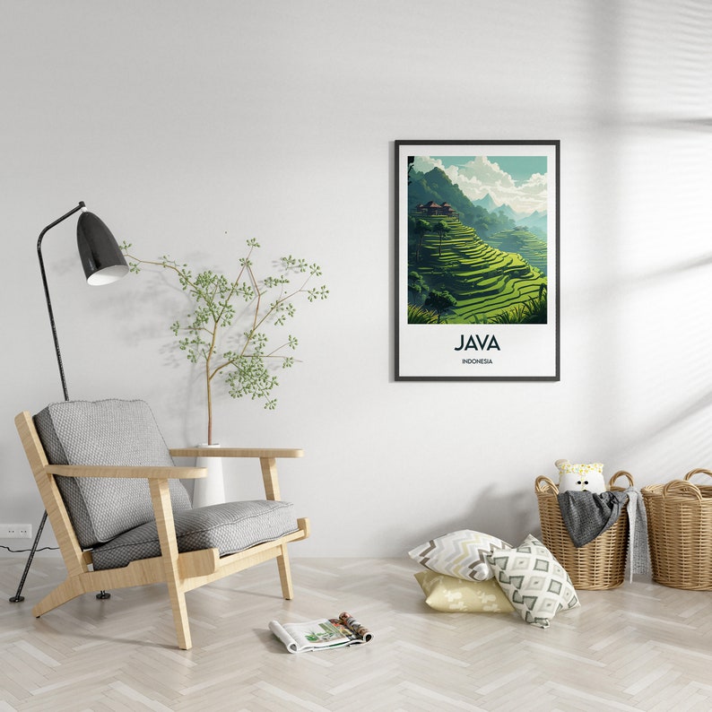 Puede incluir: Una impresi&oacute;n enmarcada de un paisaje de arrozales verdes en Java, Indonesia. La impresi&oacute;n tiene un marco negro y el texto "JAVA" e "INDONESIA" en blanco.