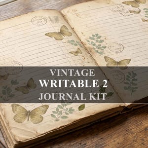 Può includere: Un diario aperto con pagine a righe color crema invecchiato, caratterizzato da illustrazioni stampate di farfalle marroni, fogliame verde e timbri postali circolari. Il testo VINTAGE WRITABLE 2 JOURNAL KIT è sovrapposto al centro delle pagine.