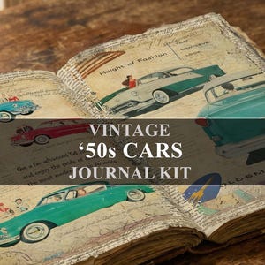以下が含まれることがあります： ティール、赤、白の1950年代のヴィンテージカーのイラストが描かれたオープンジャーナルキット。ページには印刷されたテキスト、筆記体、さまざまなクラシックカーのグラフィックが表示されており、VINTAGE 50s CARS JOURNAL KITというテキストも含まれています。