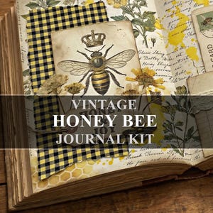 Peut inclure: Un journal ouvert avec des pages de style vintage, avec une grande illustration d'une abeille portant une couronne. Le journal comprend des éléments décoratifs comme des fleurs séchées, des cartes postales et du tissu à carreaux jaunes et noirs. Le texte indique "VINTAGE HONEY BEE JOURNAL KIT."