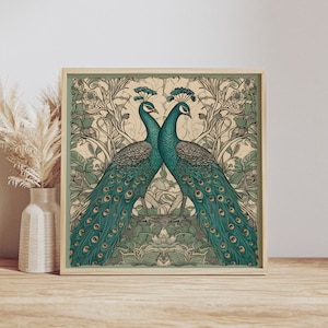 Könnte beinhalten: Zwei Pfauen mit blauem und grünem Gefieder stehen sich in einem symmetrischen Design gegenüber. Die Pfauen sind von komplizierten floralen Mustern in Grün-, Creme- und Brauntönen umgeben.