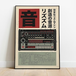 Könnte beinhalten: Ein vertikales Poster mit einer Illustration einer schwarz-roten Drum-Machine mit dem Text RHYTHM CREATOR und japanischen Schriftzeichen. Unter der Drum-Machine befindet sich ein technisches Schaltbild auf hellgrünem Grund, alles auf cremefarben.