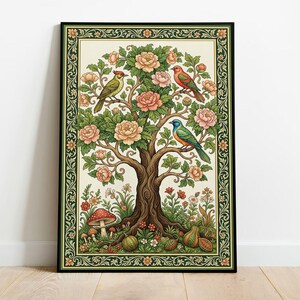 Könnte beinhalten: Ein rechteckiger gerahmter Wandkunstdruck mit einem zentralen Baum, der rosa Pfingstrosenblüten, grüne Blätter und drei bunte Vögel auf den Ästen zeigt. Am Fuß des Baumes befinden sich ein roter Pilz und kleine Früchte in einem grünen Rahmen.