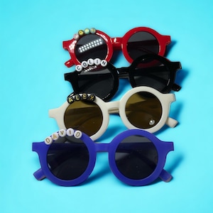 Occhiali da sole personalizzati per bambini / occhiali da sole personalizzati per ragazzi / dinosauri / camion / occhiali da sole personalizzati per bambini / bomboniere / UV400