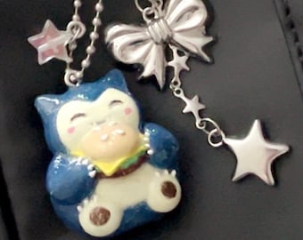 Llavero hecho a mano con diseño de oso dormilón y hamburguesa