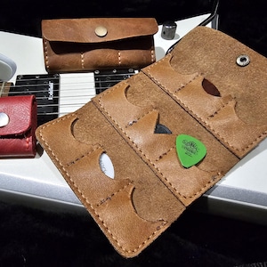 De handgemaakte plectrumhouder van Axeman