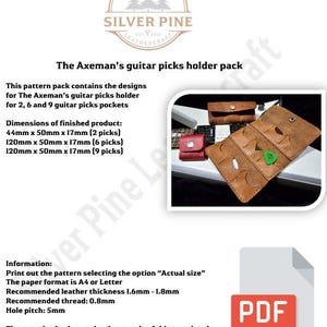 Può includere: Un pacchetto di modelli per il porta plettri per chitarra The Axeman. L'immagine mostra un porta plettri per chitarra in pelle marrone con più tasche e un porta plettri in pelle rossa. Le dimensioni sono 44 mm x 50 mm x 17 mm (2 plettri), 120 mm x 50 mm x 17 mm (6 plettri) e 120 mm x 50 mm x 17 mm (9 plettri).