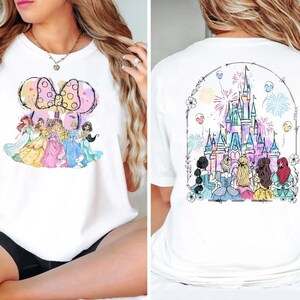 Camiseta con el Castillo de las Princesas Disney, Sudadera Comfort Colors con Bella, Ariel, Cenicienta, Jazmín, Aurora y Blancanieves. Regalo mágico, ideal para las fiestas. imagen 2