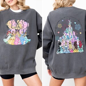 Camiseta con el Castillo de las Princesas Disney, Sudadera Comfort Colors con Bella, Ariel, Cenicienta, Jazmín, Aurora y Blancanieves. Regalo mágico, ideal para las fiestas. imagen 3