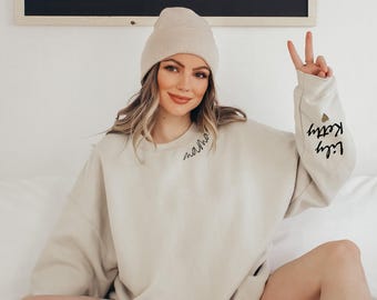 Custom Mama Sweatshirt with Kid Name on Sleeve, Personalized Mom Sweatshirt, Minimalist Momma Sweater, Christmas Gift for Mom, Gift for Her