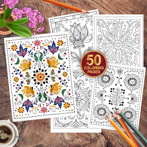 以下が含まれることがあります： 複雑な花の模様が描かれた、白黒の塗り絵が5枚。ページは木製の表面に鉛筆と植木鉢と一緒に置かれています。金色の円の中に「50ページ塗り絵」という文字があります。
