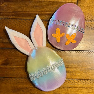 Set di 2 accessori per ghirlande di uova di Pasqua glamour pastello: orecchie da coniglietto con uova arcobaleno e piedi di pulcino rosa con ghirlanda in rete abbellimento di Wild Zinnias