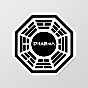 Puede incluir: Pegatina en blanco y negro con el logotipo de la Iniciativa Dharma. El logotipo es un octógono estilizado con un círculo en el centro. El círculo contiene la palabra "DHARMA" escrita en blanco.